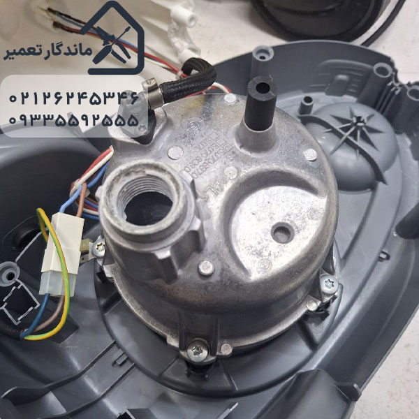 نمای داخلی بخارشوی با بویلر باز و محل اتصال لوله ورودی بخار، بررسی مشکل بخار نکردن بخارشوی