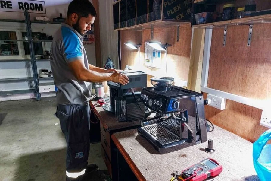 پمپ آب اسپرسوساز دلونگی؛ علائم خرابی و اهمیت تعمیر به موقع